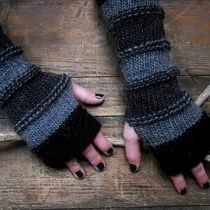 Super Soft Vintage Style Striped Knit • Fingerless Gloves